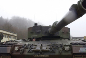   Leopard-Panzer „angegriffen” – Unbekannte hinterlassen in Museum rote Schmierereien –   Fotos    