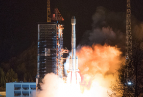  China schickt erfolgreich drei Satelliten ins All –  Fotos und Video  