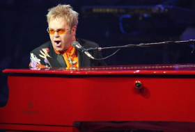   Elton John trug Windel bei Auftritt und nässte ein  