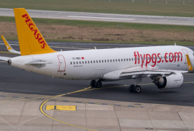  Fluggäste retten sich aus türkischer Boeing: Reifenbrand bei Landung in Düsseldorf –  Video  