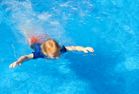 Dreijähriges Kind nach drei Minuten unter Wasser von Mädchen gerettet