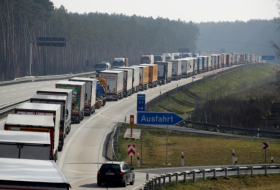 Lastwagen und Autos stauen sich weiter auf Autobahnen Richtung Polen