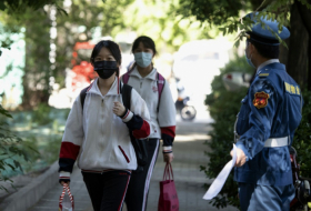 Schüler in Peking testen Armbänder zur Überwachung der Körpertemperatur