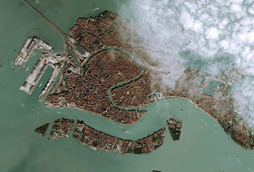     Corona aus dem All betrachtet:     Satelliten zeigen den Wandel in Peking, Venedig – und Beelitz
