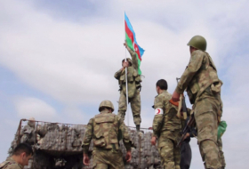  Aserbaidschanische Flagge wurde an den Stellen gehisst, an denen Mubariz Ibrahimov die armenischen Soldaten getötet hat -  VIDEO  