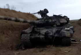Armenische Panzer geraten unter ihr eigenes Artilleriefeuer