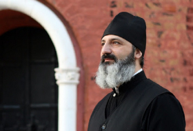   Armenischer Priester nennt Paschinjan 