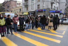   Proteste in Armenien: Minibus trifft auf Demonstranten, die Paschinjans Rücktritt fordern -   VIDEO    