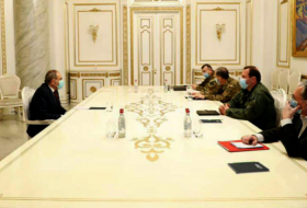   Paschinyan versammelt militärisch-diplomatisches Korps   