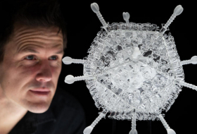 Britischer Künstler baut AstraZeneca-Impfstoff als Glasskulptur nach