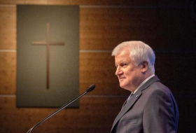 Seehofer kritisiert Gottesdienst-Beschluss