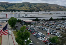 Tesla-Auto ohne Fahrer kracht gegen Baum – beide Insassen tot