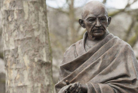  Warum wurde das Gandhi-Denkmal in Eriwan entweiht? -  FOTO  