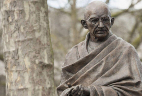  Armenische Vandalen entweihen erneut die Statue von Mahatma Gandhi in Eriwan 