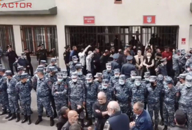  Vor dem Gebäude des armenischen Innenministeriums gehen die Spannungen weiter  