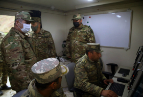   Verteidigungsminister besucht die Luftverteidigungseinheiten in befreiten Gebieten  