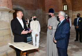  Präsident Ilham Aliyev und Mehriban Aliyeva besuchen albanische Kirche in Gabala 