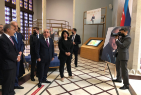   Aserbaidschanischer Premierminister besucht den Pavillon 