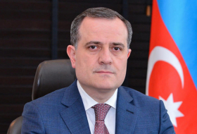   Der aserbaidschanische Außenminister trifft sich mit Leitern führender 
