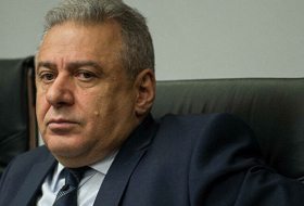  Der amtierende Verteidigungsminister Armeniens flog dringend nach Moskau  