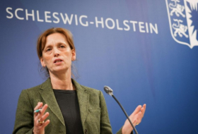 Schleswig-Holsteins Bildungsministerin Prien verteidigt anstehende Klassenarbeiten