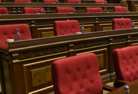   Der Bericht zum Haushalt 2020 im armenischen Parlament wird in einem leeren Saal gehört  