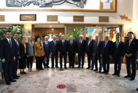   Türkischer Außenminister trifft sich mit aserbaidschanischen Abgeordneten in Ankara  
