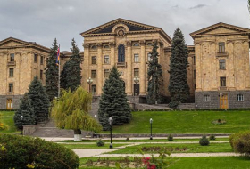 Die armenische Opposition pflastert zur Parlament - Die parlamentarischen Schützengräben von Kotscharian
