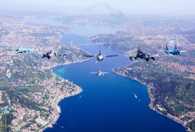 Türkische und aserbaidschanische Jets führen im Rahmen des TEKNOFEST-2021 einen Willkommensflug über den Bosporus durch