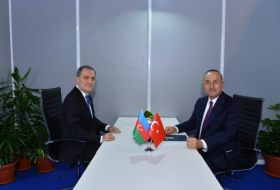 Außenminister von Aserbaidschan und der Türkei treffen sich in Belgrad 