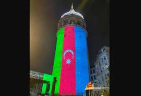   Symbole von Istanbul in den Farben der aserbaidschanischen Flagge   - FOTO    