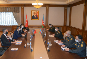  Aserbaidschanischer Verteidigungsminister trifft sich mit der Delegation des türkischen ASELSAN 