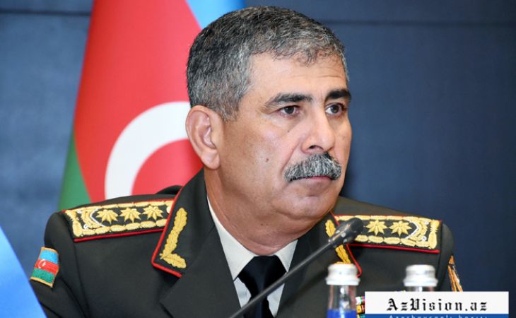  Aserbaidschanischer Verteidigungsminister besucht den Iran 