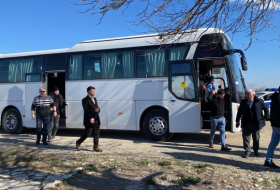 Erster Personenbus aus Baku kommt im befreiten Agdam an