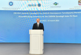 Präsident Ilham Aliyev nimmt an der Grundsteinlegungszeremonie des Solarkraftwerks Garadagh teil 