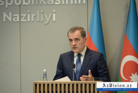  Aserbaidschanischer Außenminister trifft Berater des deutschen Bundeskanzlers