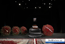   Präsident und First Lady schicken Kranz zur Abschiedszeremonie von Ayaz Mutallibov   - FOTO    