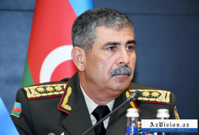  Aserbaidschanischer Verteidigungsminister trifft sich mit dem Stabschef der pakistanischen Armee 