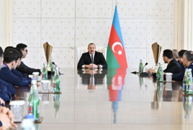   Präsident Ilham Aliyev trifft aserbaidschanisches Wrestling-Team  