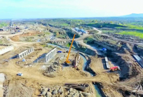   Bauprozess der Autobahn Ahmadbeyli-Füzuli-Schuscha in Aserbaidschan inspiziert  