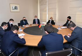  Stellvertretender aserbaidschanischer Außenminister trifft sich mit dem deutschen Botschafter 