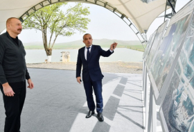  Präsident Aliyev macht sich mit dem Bau der Autobahn Ahmadbeyli-Füzuli-Schuscha vertraut 