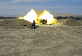   Raketen- und Artillerieeinheiten der aserbaidschanischen Armee führen taktische Übungen mit scharfem Feuer durch -   VIDEO    