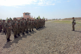   Aserbaidschans Landstreitkräfte führen praktische Übungen zum Waffentraining durch -   VIDEO    