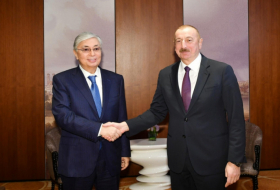   Präsidenten Aserbaidschans und Kasachstans führen Telefongespräch  