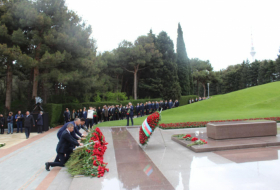 Botschafter der Ukraine und Georgiens besuchen das Grab von Heydar Aliyev  - FOTO  