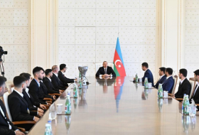  Präsident Ilham Aliyev hat Mitglieder der nationalen Mini-Fußballmannschaft empfangen - FOTOS