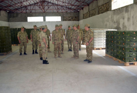   Aserbaidschanischer Verteidigungsminister inspiziert im Bau befindliche Militäranlagen in Kalbadschar und Latschin  