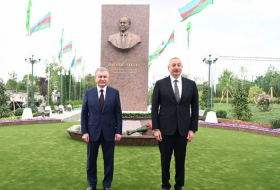  Präsidenten Aserbaidschans und Usbekistans nehmen an der Eröffnung des Heydar Aliyev-Platzes in Taschkent teil 