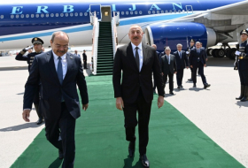  Präsident Ilham Aliyev trifft zu einem Staatsbesuch in Usbekistan ein 